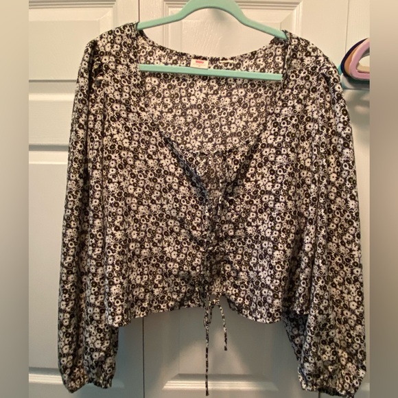 Levi’s Woman’s Top Black & White Flowers with small yellow centers  3X - Picture 1 of 8